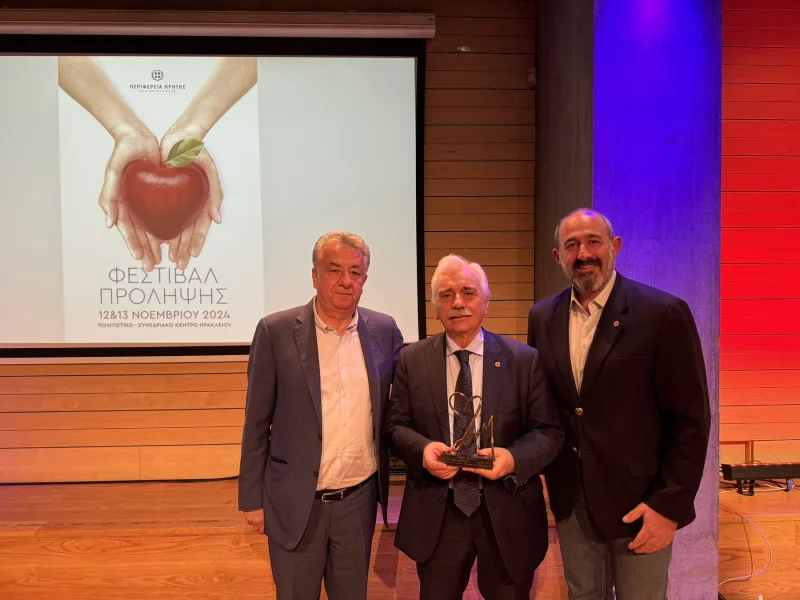 Τρεις άνδρες σε εκδήλωση του Ελληνικού Ερυθρού Σταυρού για το πρόγραμμα ΖΩΗ.