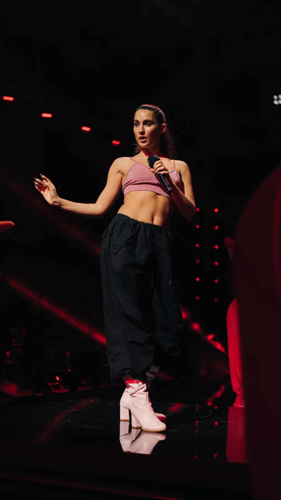 Η Evangelia στη σκηνή του MadWalk 2024.