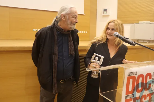 Ένας άνδρας και μια γυναίκα σε τελετή έναρξης φεστιβάλ ντοκιμαντέρ.
