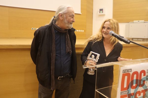 Ένας άνδρας και μια γυναίκα σε τελετή έναρξης φεστιβάλ ντοκιμαντέρ.