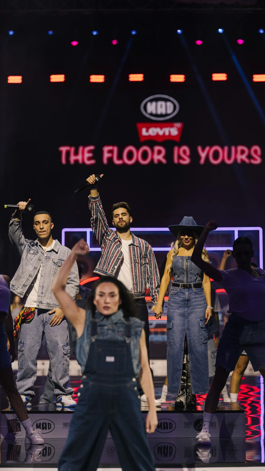FY, Gozzy και Alexia Up In The στη σκηνή του MadWalk 2024 για τη Levi’s.