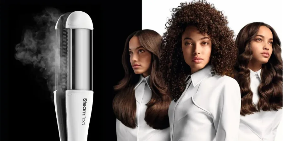 Το SteamPod 4 της L’Oreal Pro δίπλα σε τρεις γυναίκες με διαφορετικά στυλ μαλλιών.
