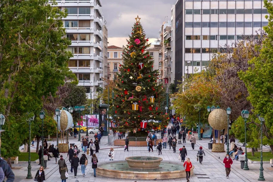 Στολισμένο χριστουγεννιάτικο δέντρο στην Πλατεία Συντάγματος με κόσμο να περπατά.