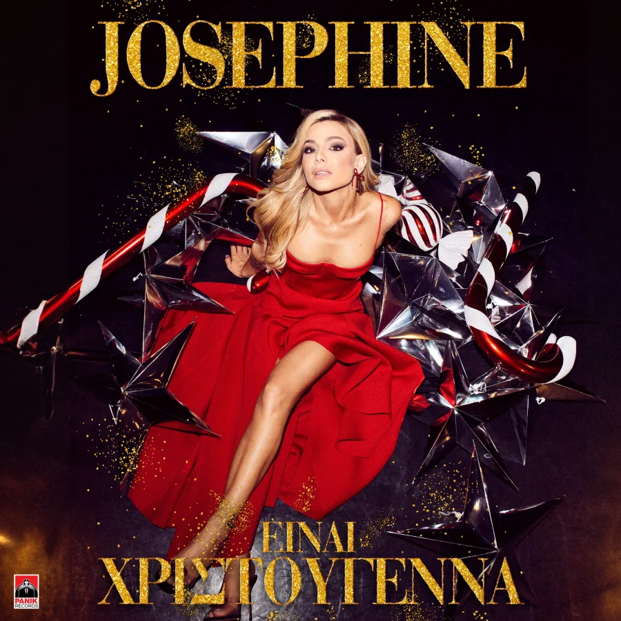 Η Josephine με κόκκινο φόρεμα σε χριστουγεννιάτικο σκηνικό