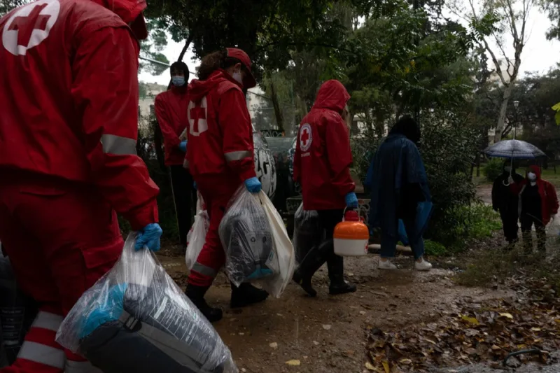Εθελοντές του Ελληνικού Ερυθρού Σταυρού σε δράση προσέγγισης αστέγων.
