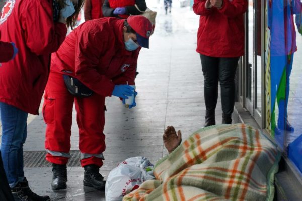 Ελληνικός Ερυθρός Σταυρός: Πραγματοποιεί δράση ενεργητικής προσέγγισης αστέγων