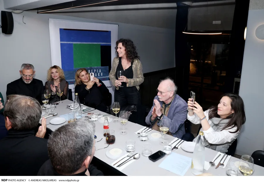 Η Ελευθερία Αρβανιτάκη σε δείπνο με παρέα.