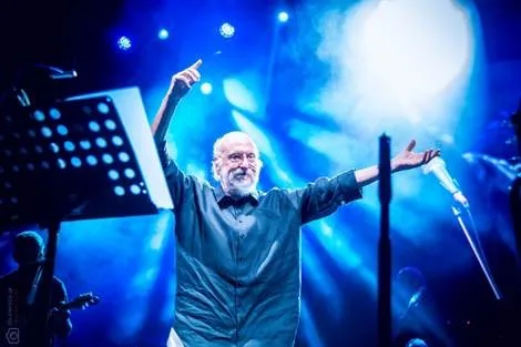 Ο Διονύσης Σαββόπουλος στη σκηνή του Rockwave Festival με ανοιχτά χέρια.