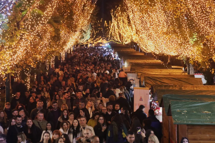 Πλήθος κόσμου σε χριστουγεννιάτικη αγορά στο Πεδίο του Άρεως.