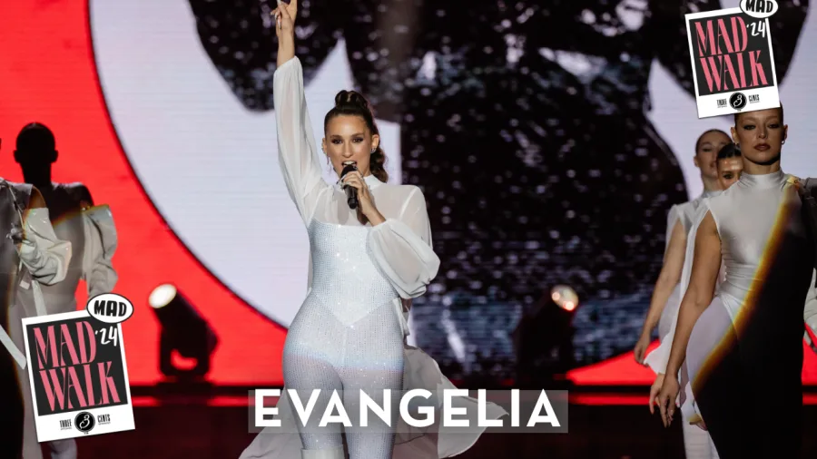 Η Evangelia στη σκηνή του MadWalk 2024.