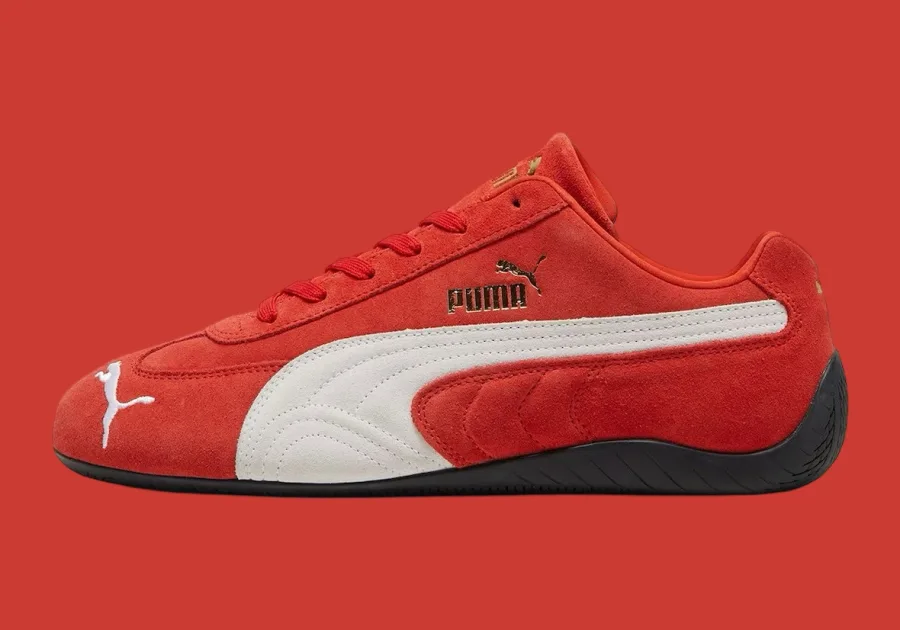 Κόκκινο σουέτ sneaker Puma Speedcat με λευκές λεπτομέρειες σε κόκκινο φόντο.