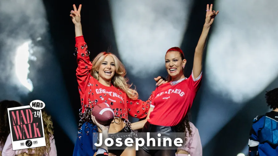 Η Josephine και άλλη μία γυναίκα στη σκηνή του MadWalk 2024.