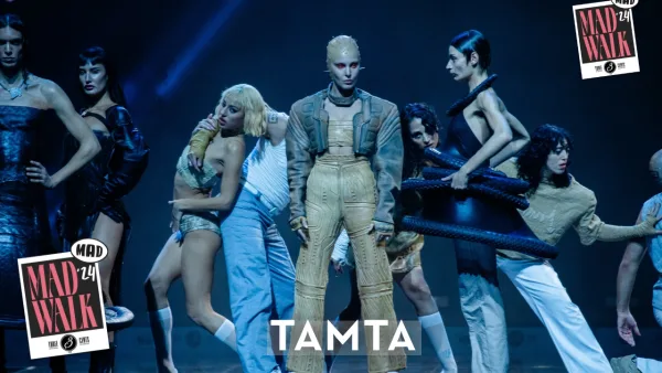 Η Tamta στη σκηνή του MadWalk 2024 με δυστοπικό look και χορευτές.