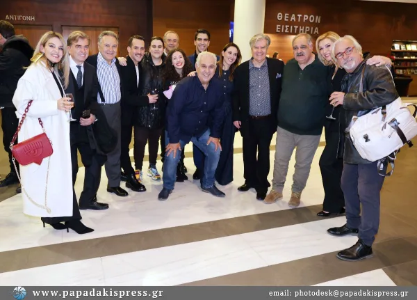 Ομαδική φωτογραφία καλλιτεχνών και προσκεκλημένων σε θεατρική πρεμιέρα.