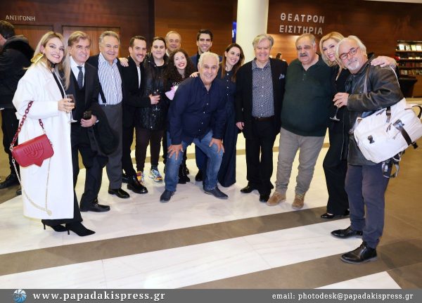 Ομαδική φωτογραφία καλλιτεχνών και προσκεκλημένων σε θεατρική πρεμιέρα.