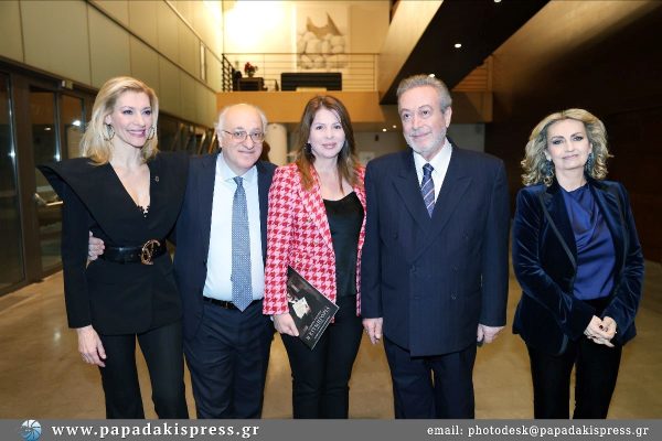 Πέντε άτομα ποζάρουν σε εσωτερικό χώρο πολιτιστικού κέντρου.