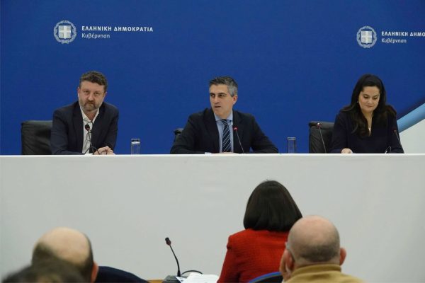 Τρία άτομα σε πάνελ συζήτησης του ΕΚΚΟΜΕΔ για το ψηφιακό παιχνίδι.