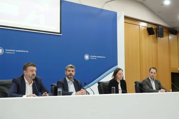 Τέσσερα άτομα σε πάνελ συζήτησης του ΕΚΚΟΜΕΔ για το ψηφιακό παιχνίδι.