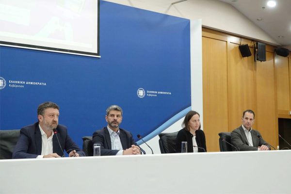 Τέσσερα άτομα σε πάνελ συζήτησης του ΕΚΚΟΜΕΔ για το ψηφιακό παιχνίδι.