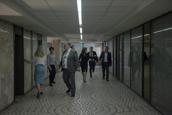 Σκηνή από τη θεατρική παράσταση «Εχθρός του Λαού» σε διάδρομο κτιρίου.