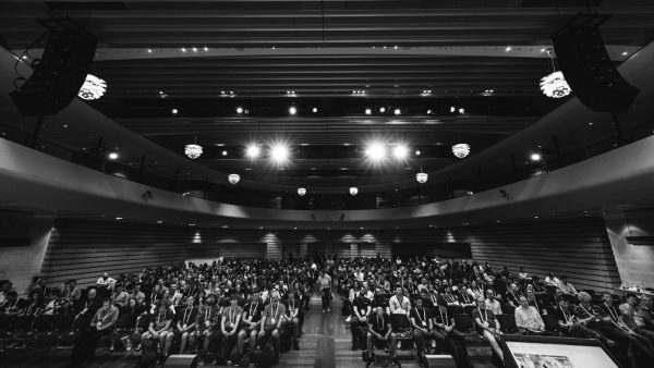 Μεγάλο κοινό σε αμφιθέατρο κατά τη διάρκεια του συνεδρίου Devoxx Greece.
