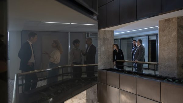 Σκηνή από την παράσταση Εχθρός του Λαού σε εσωτερικό χώρο γραφείων.
