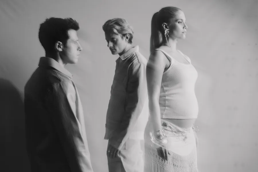 Το συγκρότημα London Grammar σε ασπρόμαυρη φωτογραφία προφίλ.