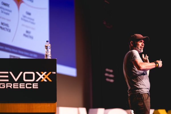 Ομιλητής σε σκηνή συνεδρίου Devoxx Greece.