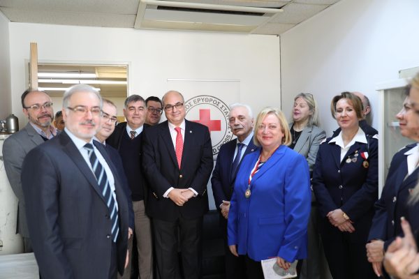 Ομάδα ανθρώπων στα εγκαίνια του Σταθμού Πρώτων Βοηθειών του Ελληνικού Ερυθρού Σταυρού.