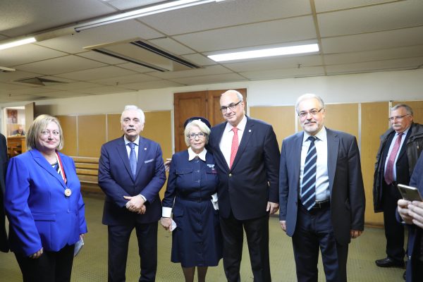 Ομάδα ατόμων στα εγκαίνια του Σταθμού Πρώτων Βοηθειών του Ελληνικού Ερυθρού Σταυρού στο Εφετείο Πειραιά.