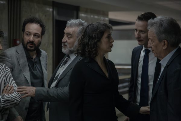 Σκηνή από τη θεατρική παράσταση «Εχθρός του λαού» με ηθοποιούς σε έντονη συνομιλία.