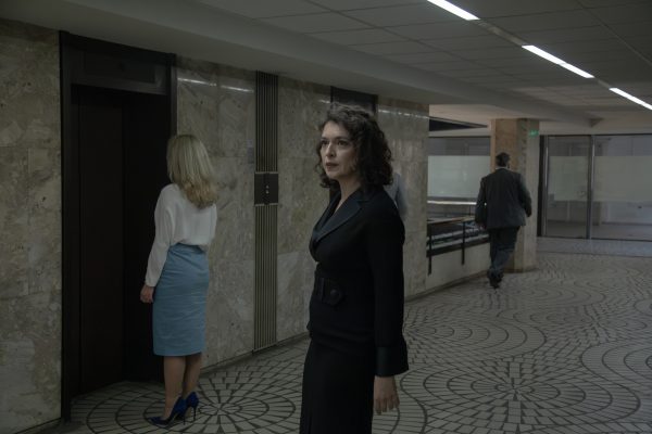 Σκηνή από την παράσταση «Εχθρός του λαού» με ηθοποιούς σε εσωτερικό χώρο.