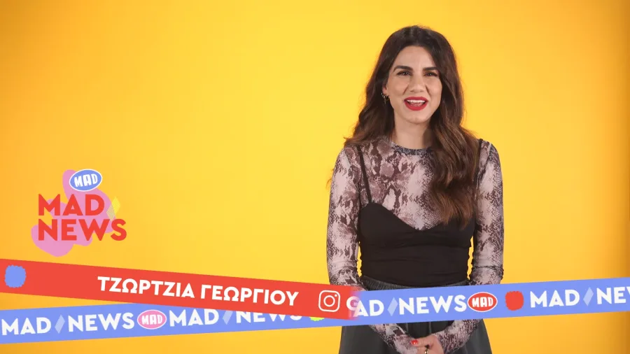 Παρουσιάστρια των Mad News σε κίτρινο φόντο.