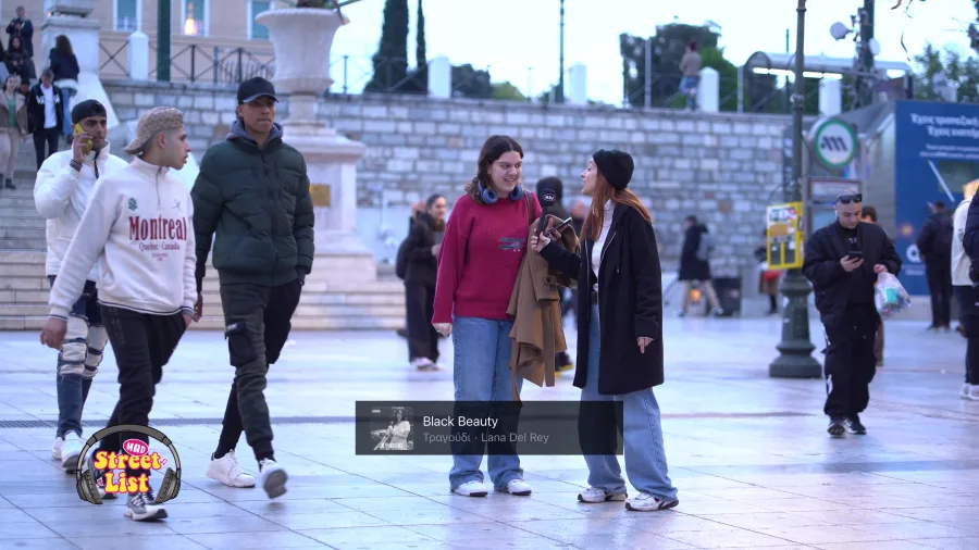 Η Σοφία – Θεοδώρα Γιλτίζη παίρνει συνέντευξη από κοπέλα στο δρόμο για το Street List.