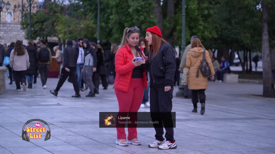 Η Σοφία – Θεοδώρα Γιλτίζη παίρνει συνέντευξη από μια κοπέλα στο δρόμο για την εκπομπή Street List.