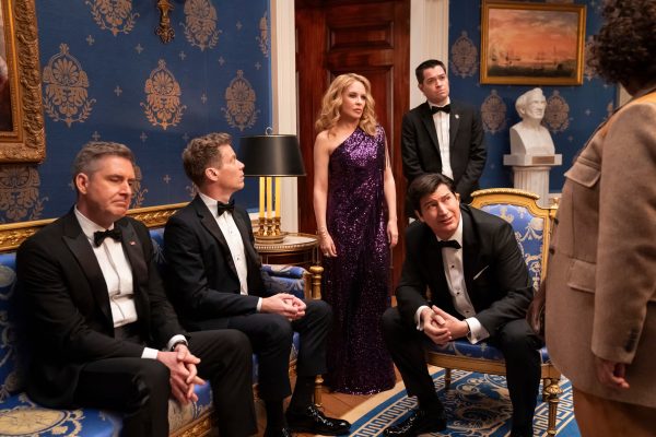 Η Kylie Minogue με μωβ φόρεμα ανάμεσα σε άνδρες με σμόκιν σε δωμάτιο του Λευκού Οίκου.