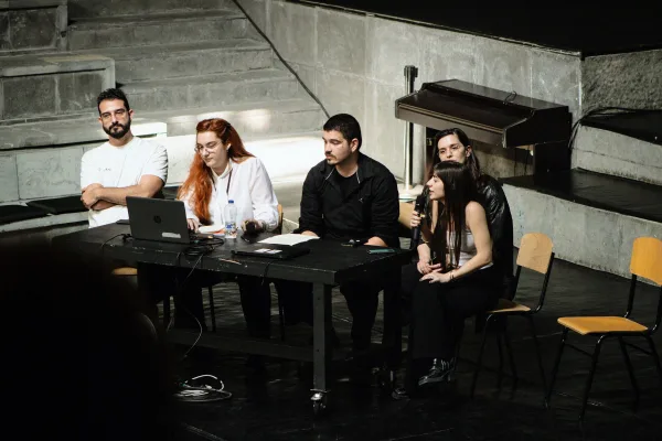 Ομάδα νέων δημιουργών σε πάνελ συζήτησης στην Πειραματική Σκηνή.