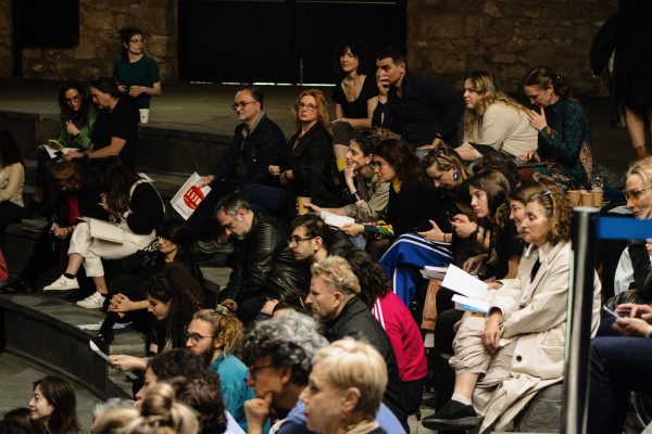 Κοινό παρακολουθεί το Εργαστήριο Νέες και Νέοι Δημιουργοί.