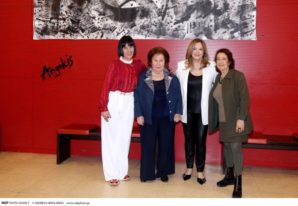 Η Angie Antonakis με τρεις γυναίκες στα εγκαίνια της έκθεσής της.