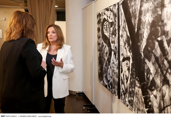 Η Angie Antonakis σε εικαστική έκθεση.