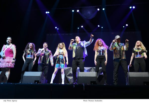 Ένα ατελείωτο 90’s party ζωντάνεψε στο Christmas Theater