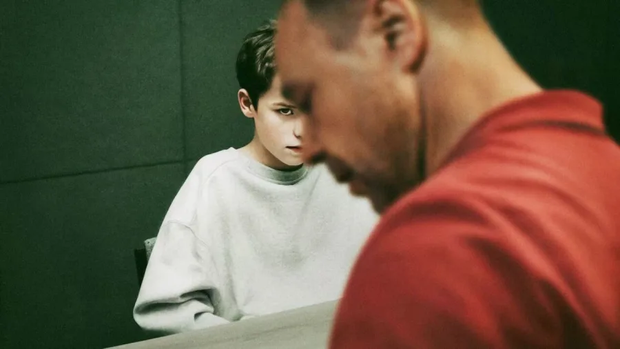 Σκηνή από τη σειρά Adolescence του Netflix με ένα αγόρι και έναν άνδρα.