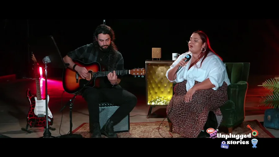 Η Χρυσήιδα Γκαγκούτη τραγουδάει σε unplugged session με συνοδεία ακουστικής κιθάρας.