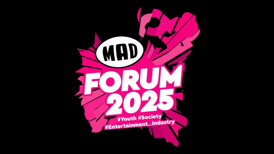 Λογότυπο MAD FORUM 2025 σε ροζ και μαύρο φόντο.