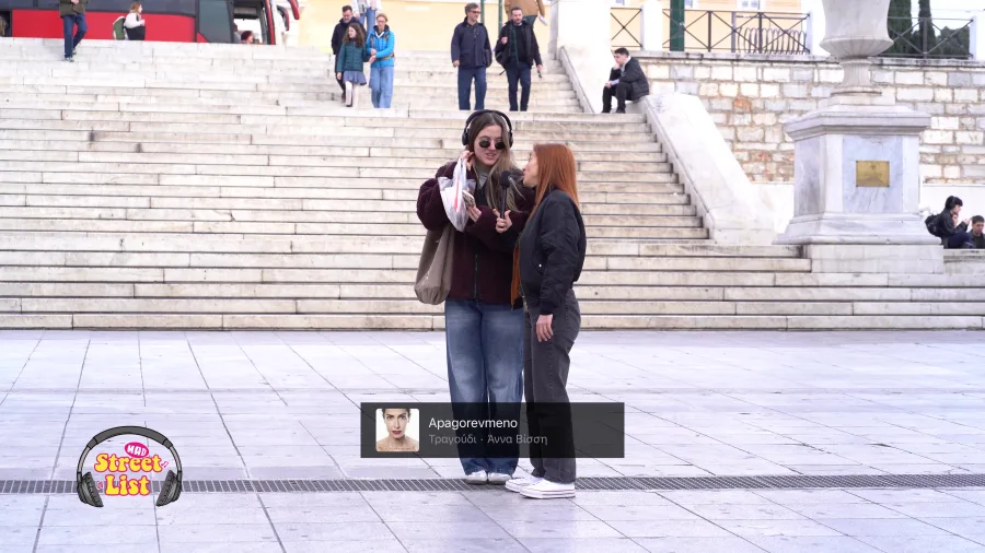 Η Σοφία Θεοδώρα Γιλτίζη παίρνει συνέντευξη από μια κοπέλα στο δρόμο για την εκπομπή Street List.