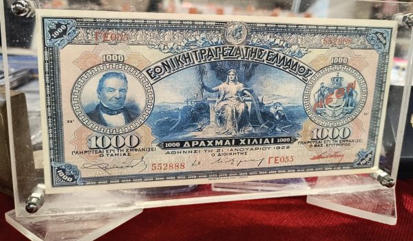 Παλαιό ελληνικό χαρτονόμισμα των 1000 δραχμών του 1922 σε προθήκη.