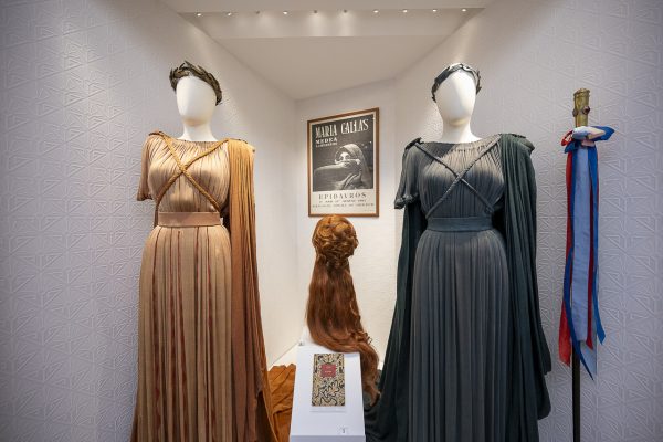 Κοστούμια της Μαρίας Κάλλας από την όπερα Μήδεια σε προθήκη μουσείου.