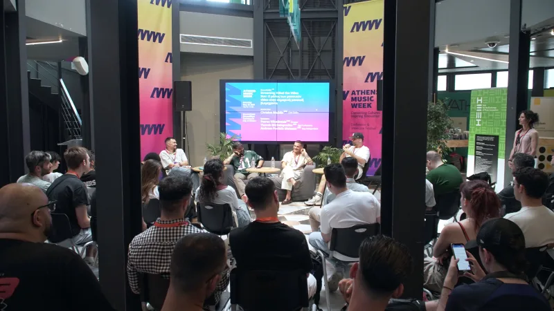 Πάνελ συζήτησης στο Athens Music Week με κοινό και ομιλητές.