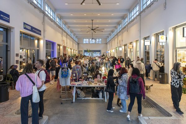 Κόσμος σε εσωτερική αγορά με πάγκους και καταστήματα στη Δημοτική Αγορά Κυψέλης.