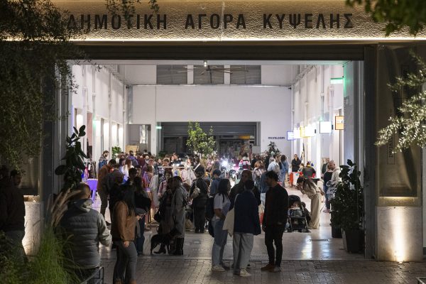 Κόσμος στη Δημοτική Αγορά Κυψέλης το βράδυ.